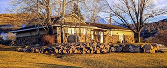 Charming 3-bedroom house located at the mouth of Santaquin Canyon. Amazing views