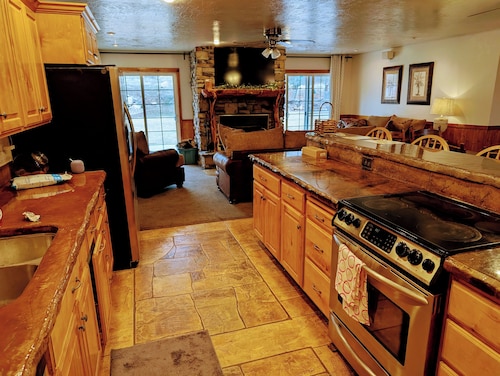 Charming 3-bedroom house located at the mouth of Santaquin Canyon. Amazing views