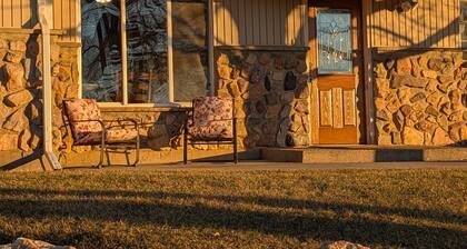 Charming 3-bedroom house located at the mouth of Santaquin Canyon. Amazing views