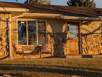 Charming 3-bedroom house located at the mouth of Santaquin Canyon. Amazing views