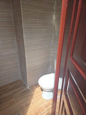 Doccia, asciugamani, sapone, carta igienica