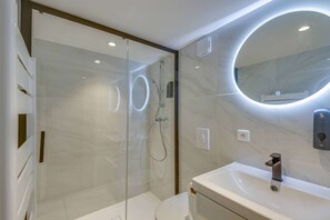 Douche, sèche-cheveux, bidet, serviettes fournies