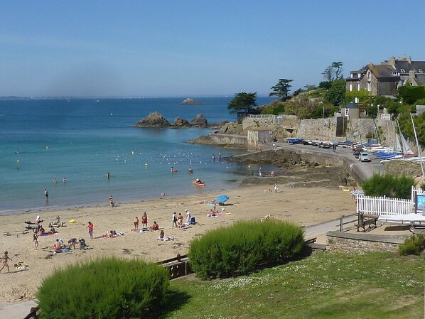 Ligstoelen aan het strand