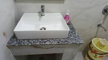 Quarto casal básico | Banheiro