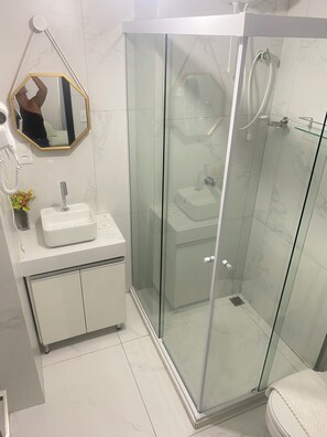 Dusche, Handtücher, Seife, Toilettenpapier