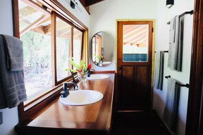 Sèche-cheveux, bidet, serviettes fournies