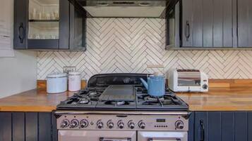 House | Private kitchen | Fridge, microwave, oven, stovetop