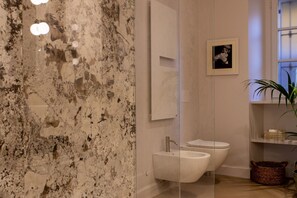 Douche, sèche-cheveux, bidet, serviettes fournies