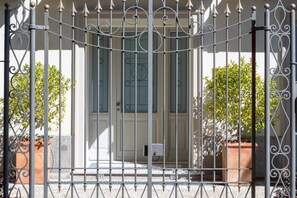 Exterior detail - Suite Corti Cernobbio-Central, 1 minute stroll to Lake/Private Parking (Cernobbio)
