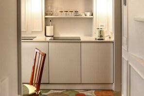 Fridge, microwave, oven, stovetop - Suite Corti Cernobbio-Central, 1 minute stroll to Lake/Private Parking (Cernobbio)