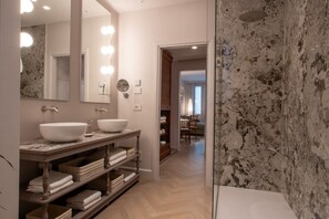 Shower, hair dryer, bidet, towels - Suite Corti Cernobbio-Central, 1 minute stroll to Lake/Private Parking (Cernobbio)