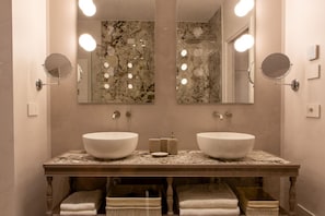 Bruser, hårtørrer, bidet, håndklæder