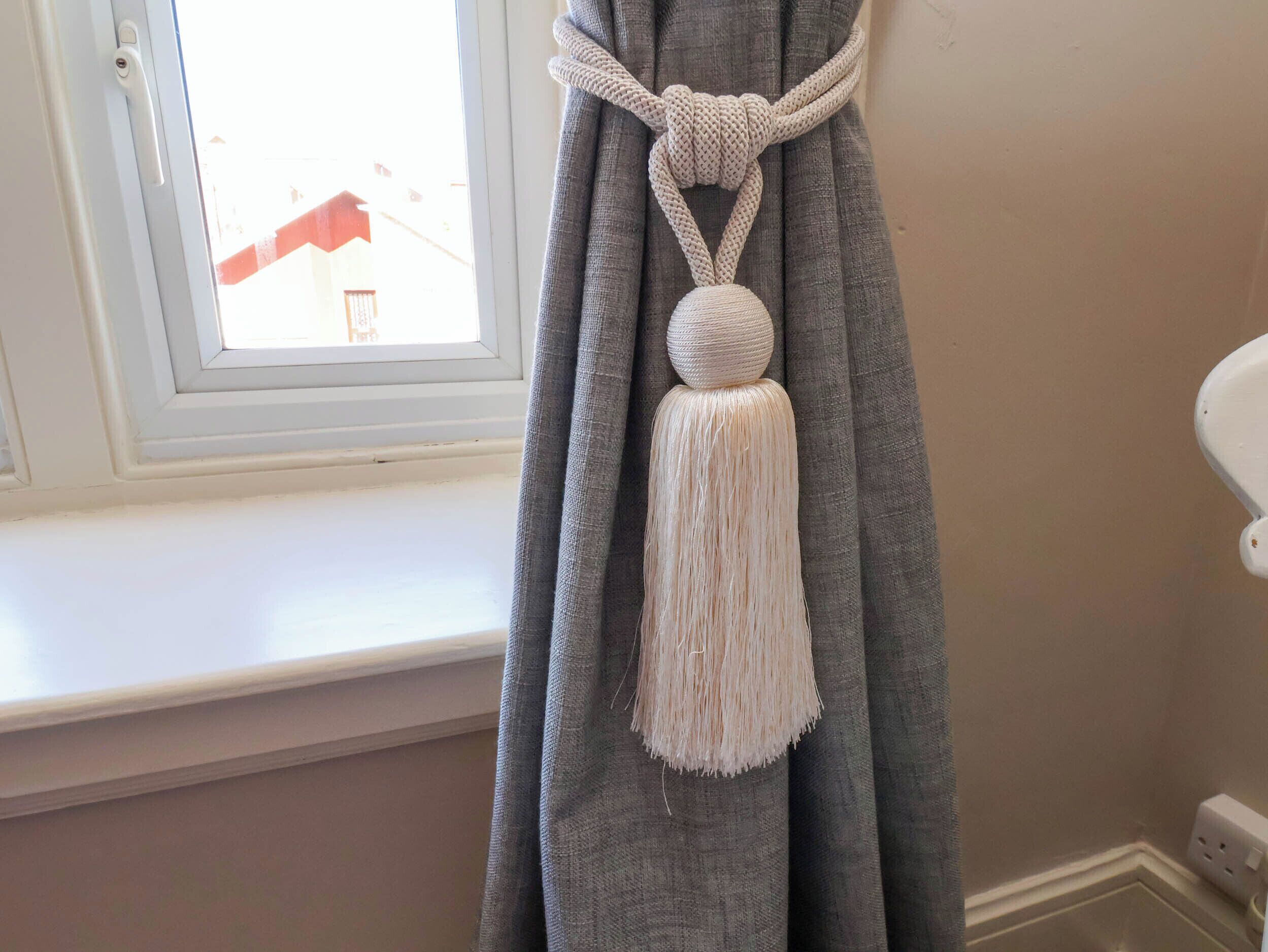 Cortina con un fleco de macramé.