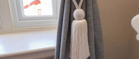 Cortina con un fleco de macramé.
