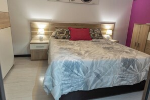 Appartement, 1 grand lit et 1 canapĂ©-lit, cuisine, vue sur la colline | 1 chambre, rideaux dâobscurcissement, fer et planche Ă repasser