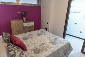 Apartamento, 1 cama Queen e sofá-cama, cozinha, vista para a colina | 1 quarto, cortinas blackout, ferros/tábuas de passar roupa