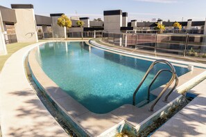 Piscine extérieure en saison