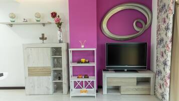 Căn hộ, 1 giường cỡ queen và sofa giường, bếp, quang cảnh đồi núi | Khu phòng khách | TV màn hình phẳng