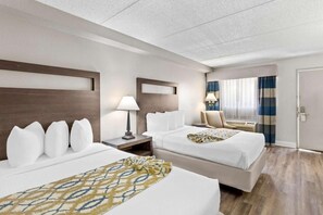 4 bedrooms, iron/ironing board, free WiFi, bed sheets - 4 Charming Units Near Downtown Naperville - Free Breakfast and Parking! (Naperville)