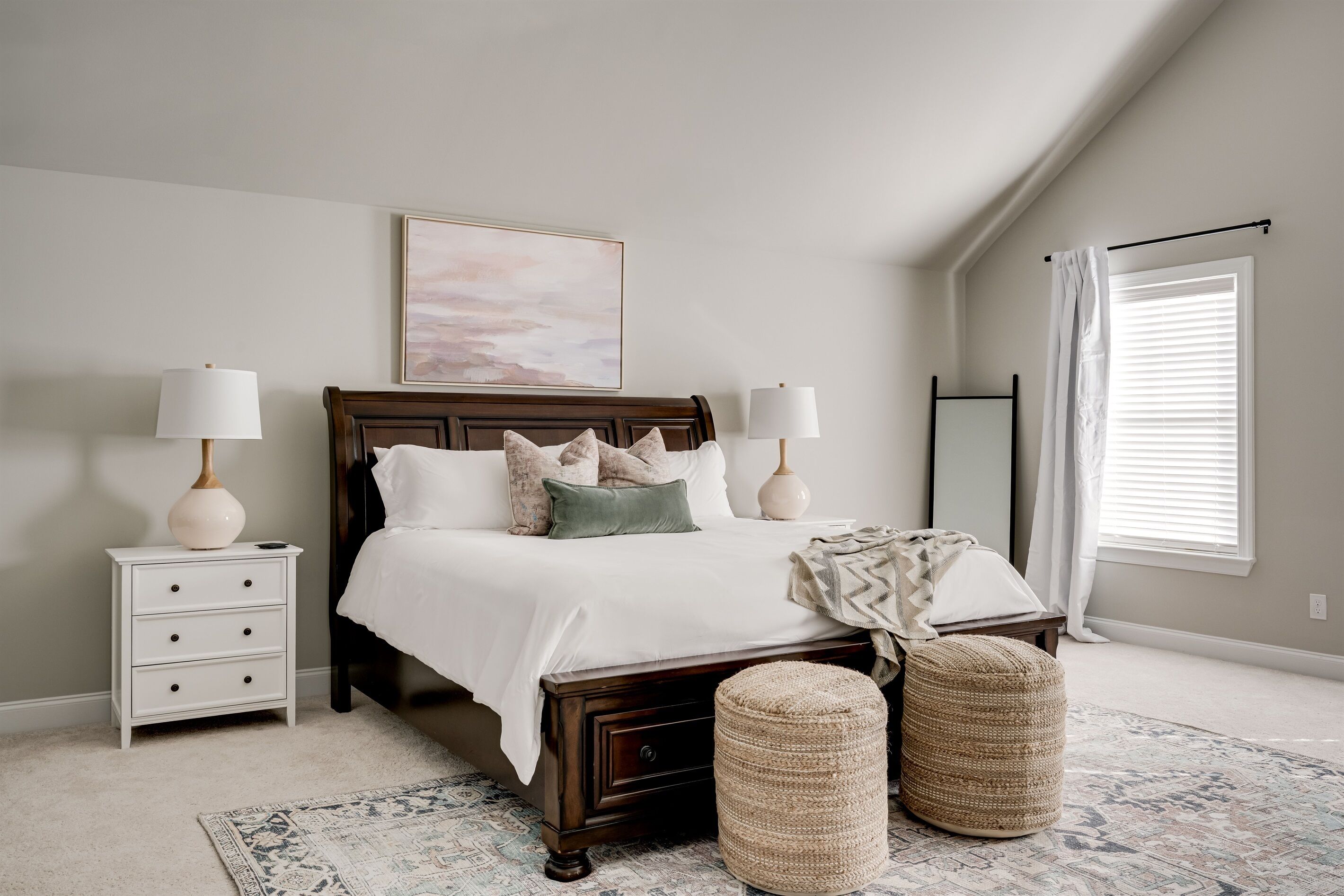 5 bedrooms, desk, iron/ironing board, travel cot