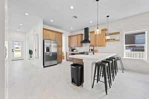 Køleskab, mikrobølgeovn, ovn, kogeplade