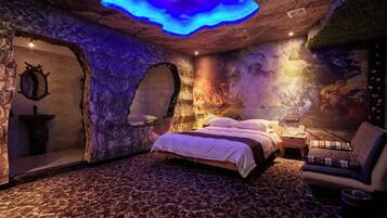 Een kamer met een bed, een stoel en een bijzonder plafondontwerp.