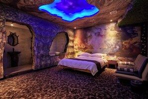 A room with a bed, a chair, and a unique ceiling design. - Shanghai Xing Urban Garden Hotel (Shanghai)