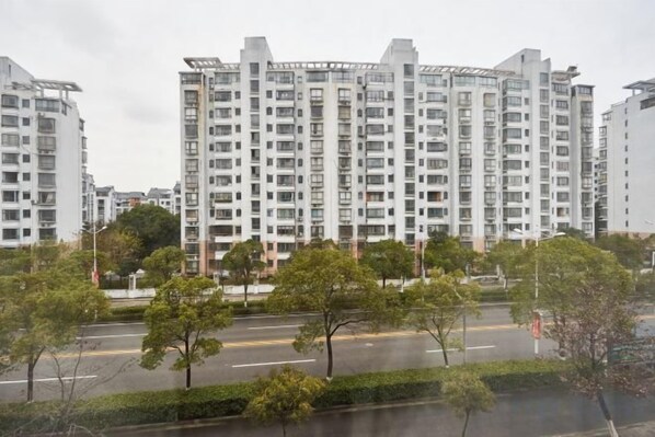 Un immeuble résidentiel à plusieurs étages, doté d’une architecture moderne, de balcons et d’une façade uniforme.