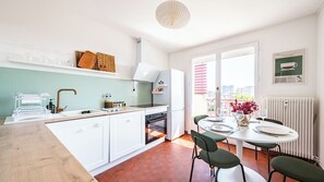 Réfrigérateur, four à micro-ondes, un four, surface de cuisson