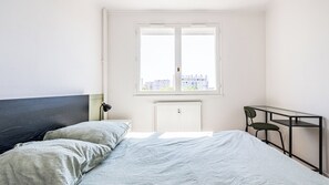 3 chambres, bureau, fer et planche à repasser, lit parapluie
