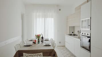 Frigorifero, microonde, forno, piano cottura