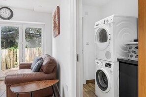 Interior - Spacious 4-bedroom retreat with easy tube access and parking (Greater London)