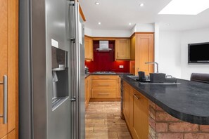 Fridge, microwave, oven, stovetop - Spacious 4-bedroom retreat with easy tube access and parking (Greater London)