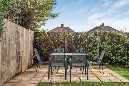 Spacious 4-bedroom retreat with easy tube access and parking