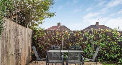 Spacious 4-bedroom retreat with easy tube access and parking