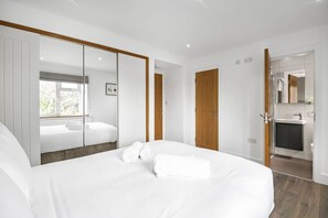 4 bedrooms, desk, travel cot, free WiFi