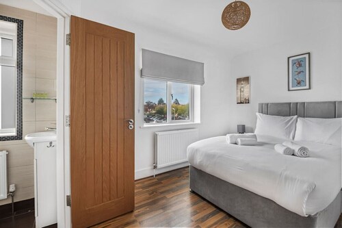 Spacious 4-bedroom retreat with easy tube access and parking