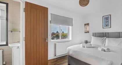 Spacious 4-bedroom retreat with easy tube access and parking