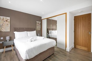 4 bedrooms, desk, travel crib, free WiFi - Spacious 4-bedroom retreat with easy tube access and parking (Greater London)