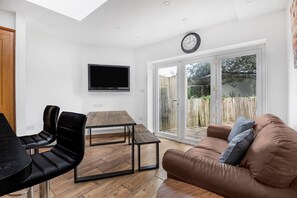 TV - Spacious 4-bedroom retreat with easy tube access and parking (Greater London)