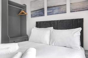 4 bedrooms, desk, travel crib, free WiFi - Spacious 4-bedroom retreat with easy tube access and parking (Greater London)