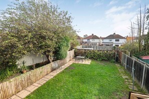 Property grounds - Spacious 4-bedroom retreat with easy tube access and parking (Greater London)
