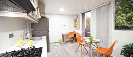 Microondas, cafetera y tetera y utensilios de cocina