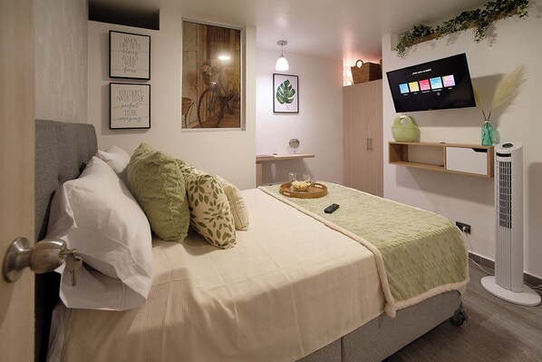 1 bedroom, desk, iron/ironing board, WiFi