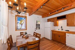 Fridge, microwave, oven, stovetop - Summit Happy Mountain Cabin w\ Hot tub\EV Charger (Big Bear Lake)