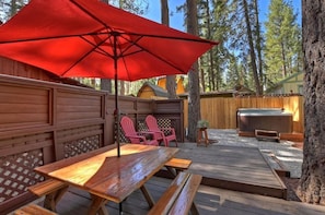 Outdoor dining - Summit Happy Mountain Cabin w\ Hot tub\EV Charger (Big Bear Lake)
