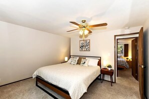 2 bedrooms, WiFi, bed sheets - Summit Happy Mountain Cabin w\ Hot tub\EV Charger (Big Bear Lake)