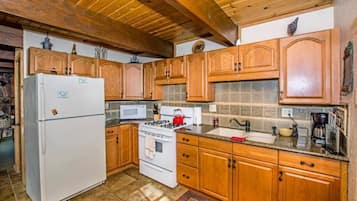 Kylskåp, mikrovågsugn, ugn och spishäll