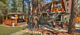 88 Acres Cottage in Big Bear w/HotTub & Fireplace