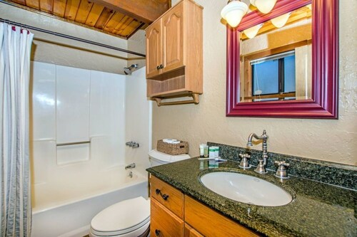 88 Acres Cottage in Big Bear w/HotTub & Fireplace